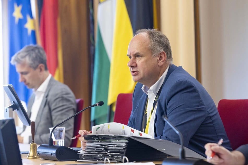 OB Dirk Hilbert (54, FDP) muss den Haushalt weiter kürzen.