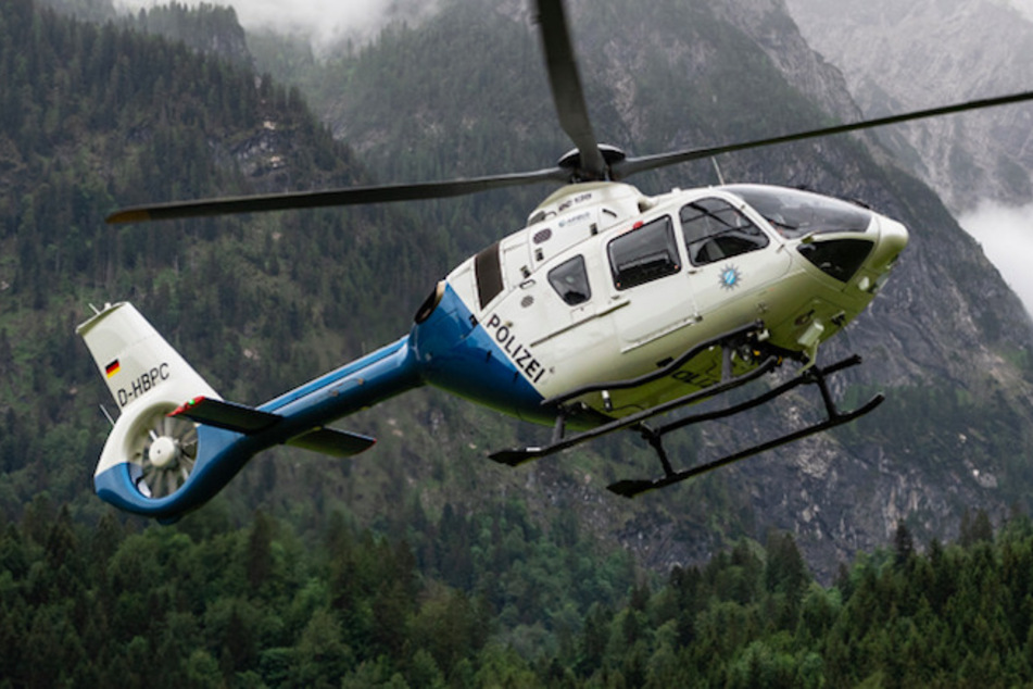 Von einem Hubschrauber aus entdeckten die Polizisten die Gesuchten. (Symbolbild)