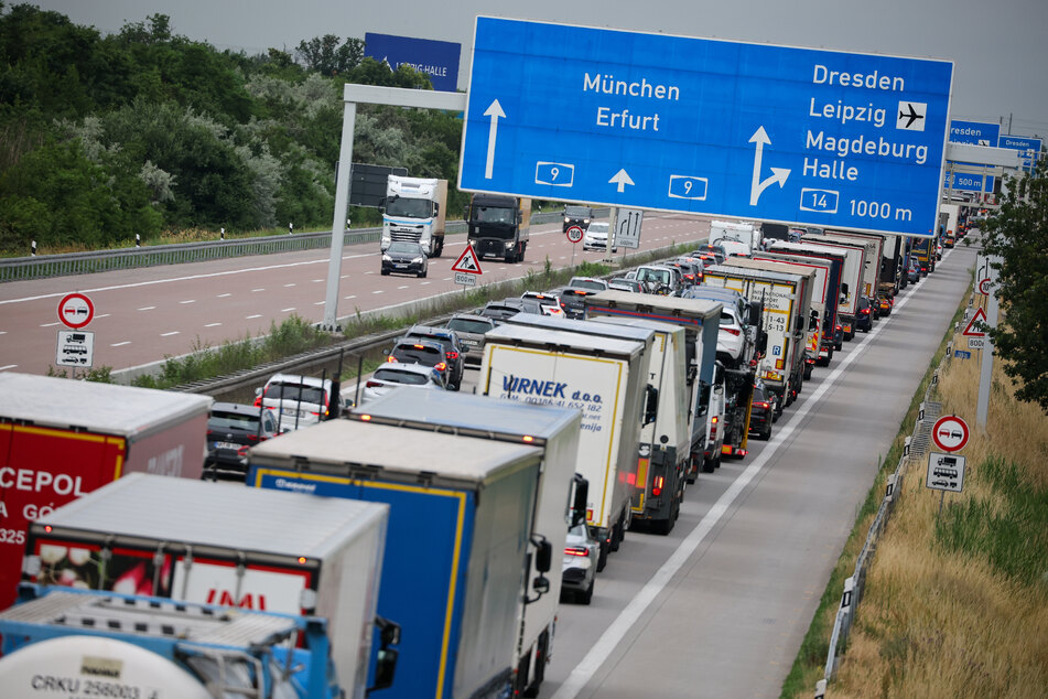 Sowohl in Sachsen als auch Sachsen-Anhalt enden am Wochenende die Sommerferien. Laut ADAC könnte es deshalb zu erheblichen Verkehrsbehinderungen auf Mitteldeutschlands Autobahnen kommen.