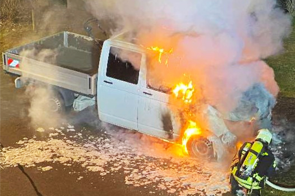 Albtraum: Transporter gerät während der Fahrt in Brand!