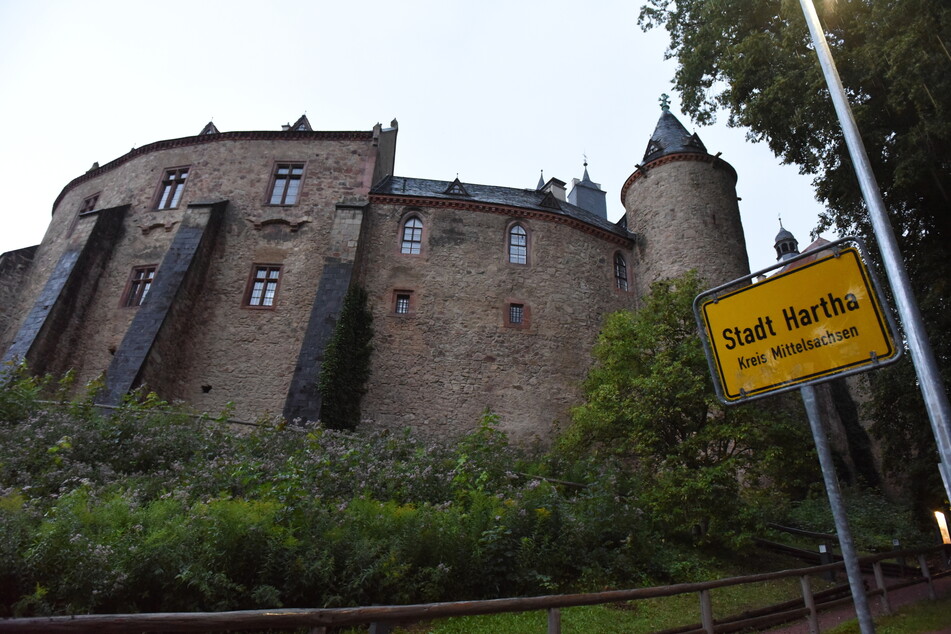 Ungewohnter Anblick: Am Fuße der Burg Kriebstein hängt das Ortsschild von Hartha.
