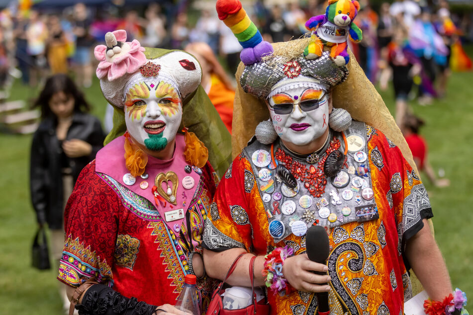 Daphne und Rosa (r.) vom "Orden der Schwestern der Perpetuellen Indulgenz" führten durch den CSD-Parksommer.