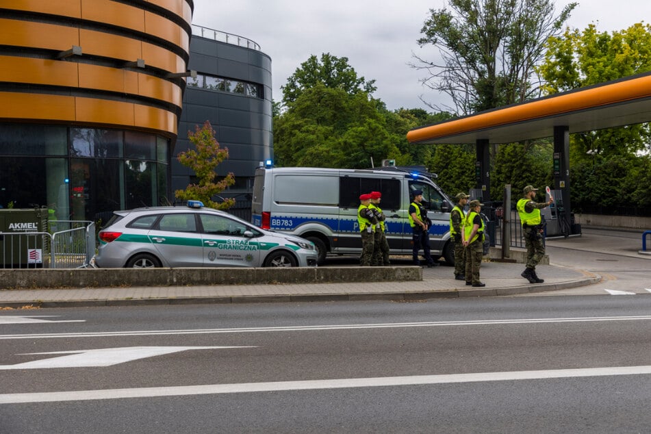 In kleinen Gruppen stehen seit gestern auch polnische Polizisten an der Grenze und kontrollieren stichprobenartig.