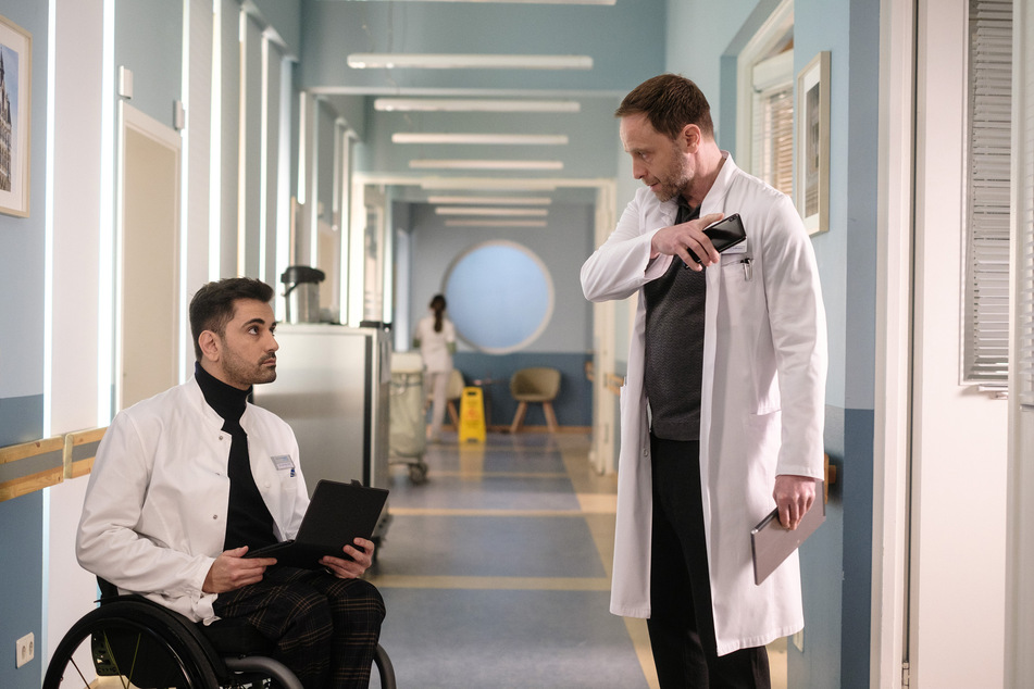 Tan Caglar als Dr. Ilay Demir (l.), hier mit Julian Weigend als Dr. Kai Hoffmann, wird seinen ersten Auftritt in der Folge "Gespenster" am 10. August haben.