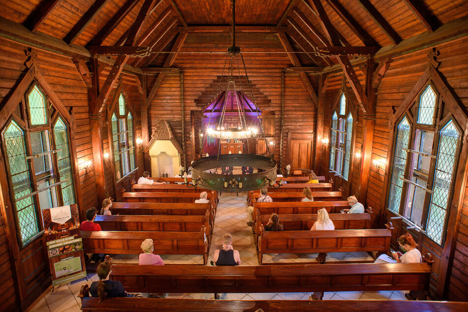 Blick in das Innere der Stabkirche Stiege. Die denkmalgeschützte Holzkirche soll aus ihrem abgelegenen Standort im Wald in das einige Kilometer entfernte Dorf umziehen.