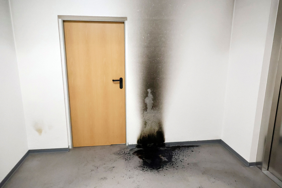Im Treppenhaus wurde ein Fußabtreter in Brand gesetzt. Auch im Fahrstuhl brannte eine Fußmatte.