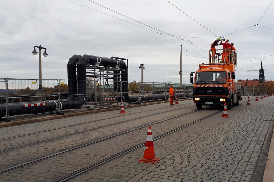 Augustusbrücke für ÖPNV gesperrt: DVB-Mitarbeiter im Einsatz
