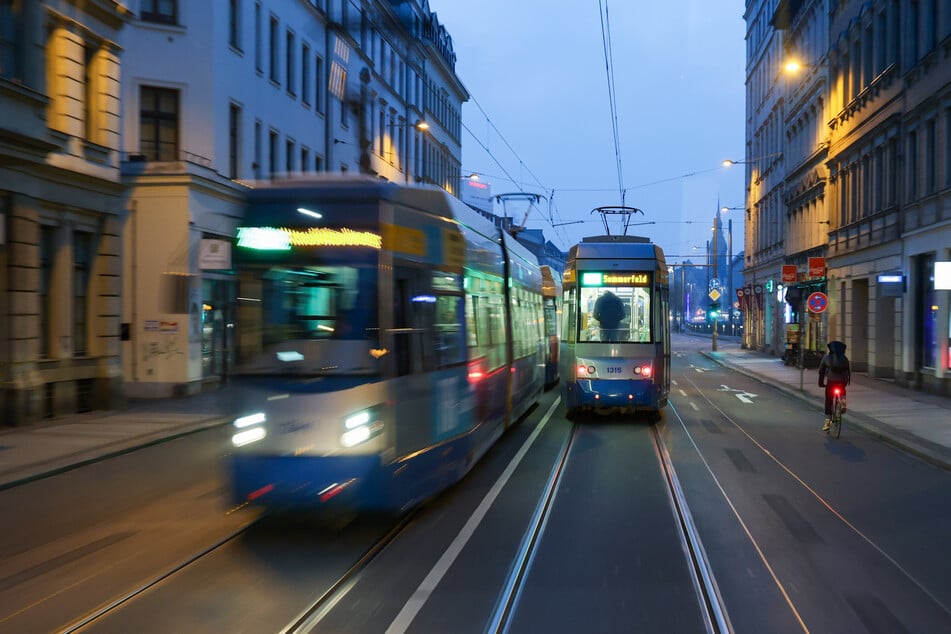 Leipzig verzeichnete indes einen Ausbau um 14,6 Prozent. Seit 2024 bietet die Stadt zusätzliche Buslinien und dichtere Takte auf mehreren Bus- und Straßenbahnlinien. Doch auch hier drohten finanzielle Probleme.