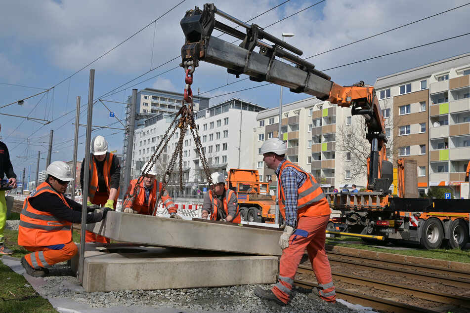 An der Augustusburger Straße setzen Bauarbeiter aktuell die Hilfsfundamente für Ersatz-Oberleitungsmasten.