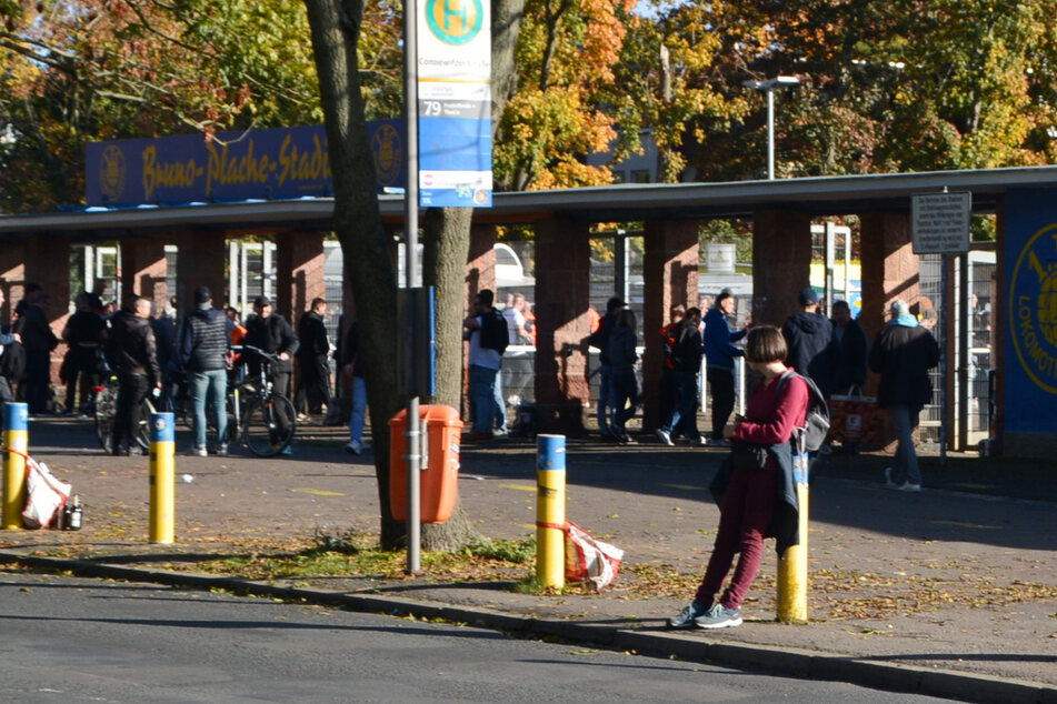 Auf der Connewitzer Straße, auf dem Weg zum Bruno-Plache-Stadion in Leipzig, sind am Samstag zwei 17-jährige Spieler von Roter Stern Leipzig überfallen worden. (Archivbild)