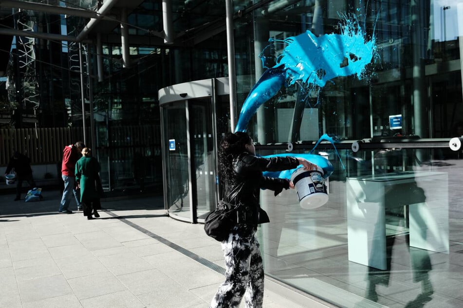 Blaue Farbe flog auf den Eingang des Axel-Springer-Hochhauses.