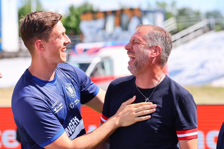 In der Halbzeitpause wurde Ex-Trainer Jochen Seitz (r.) unter anderem von seinem ehemaligen Co-Trainer Robin Hintz gebührend verabschiedet.