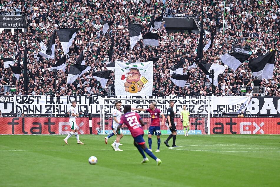 Während der zweiten Halbzeit beim Spiel Borussia Mönchengladbach gegen RB Leipzig wurde dieses Plakat hochgehalten.