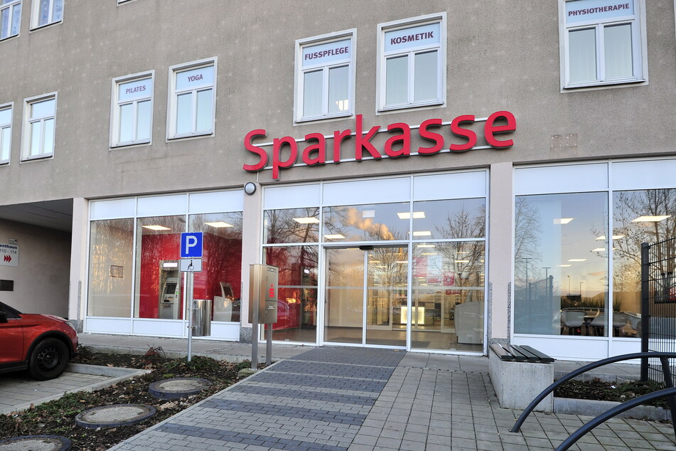 In der Filiale in der Hainstraße wollte ein Senior (88) 20.000 Euro abheben und sie Betrügern übergeben.