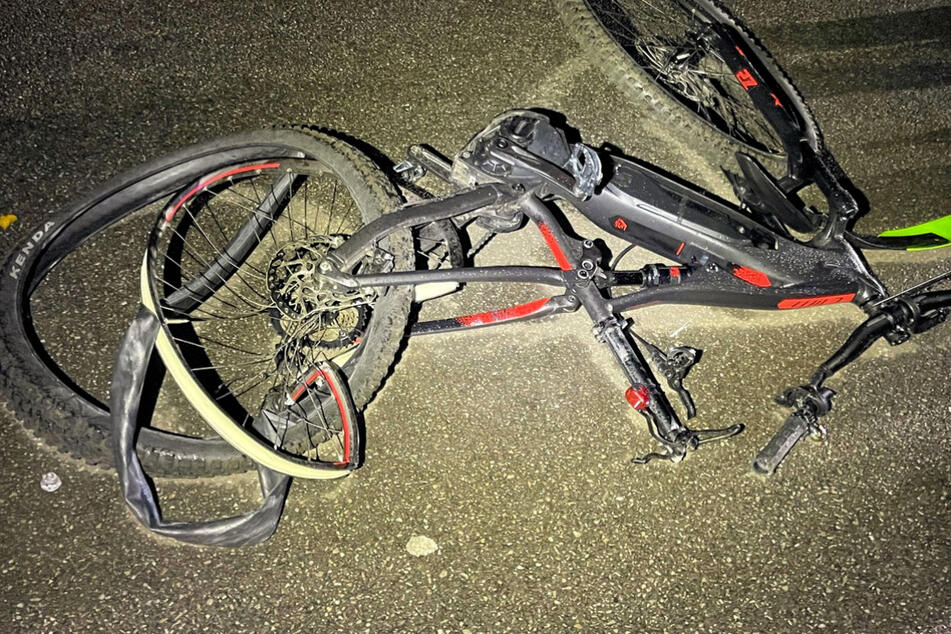 Auto fährt auf E-Bike auf: Radlerin (50) stürzt und verletzt sich schwer