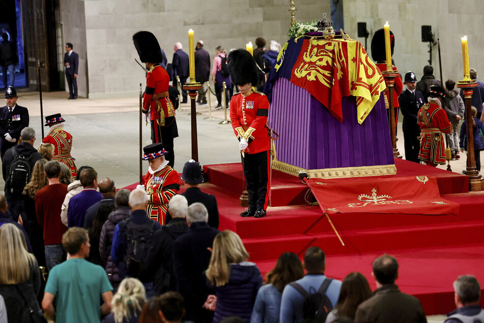 Tagelang konnten Trauernde sich vom Sarg der Queen verabschieden. Zum Tag des Begräbnisses wurden die Türen der Westminster Hall nun geschlossen.