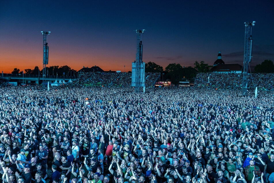 Zu den Rammstein-Konzerten strömten je rund 60.000 Fans in die Rinne.