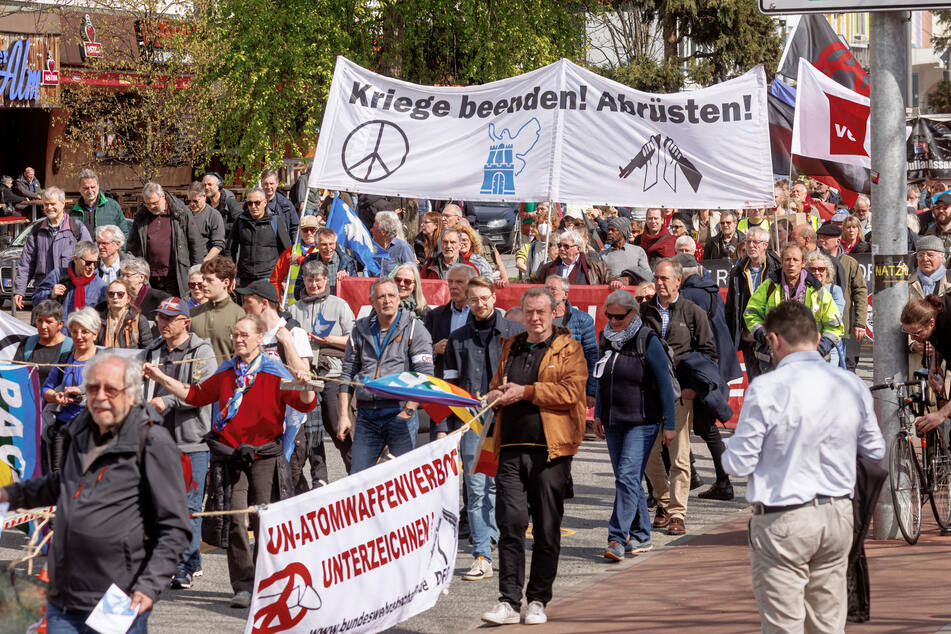 Hamburg: Hunderte Menschen demonstrieren bei Ostermarsch in Hamburg