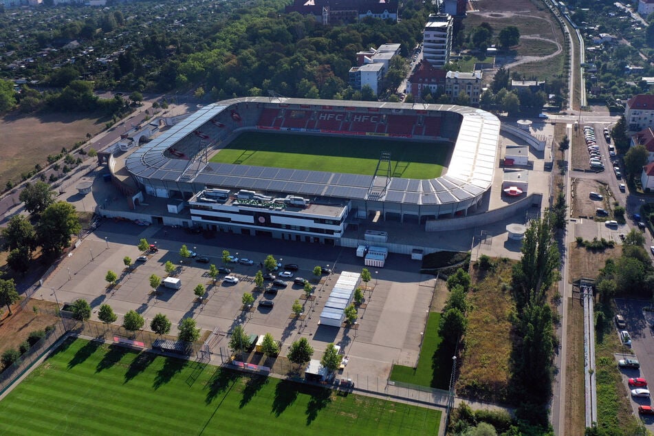 Hinter dem Leuna-Chemie-Stadion des Halleschen FC ist eine Leiche gefunden worden. (Archivfoto)