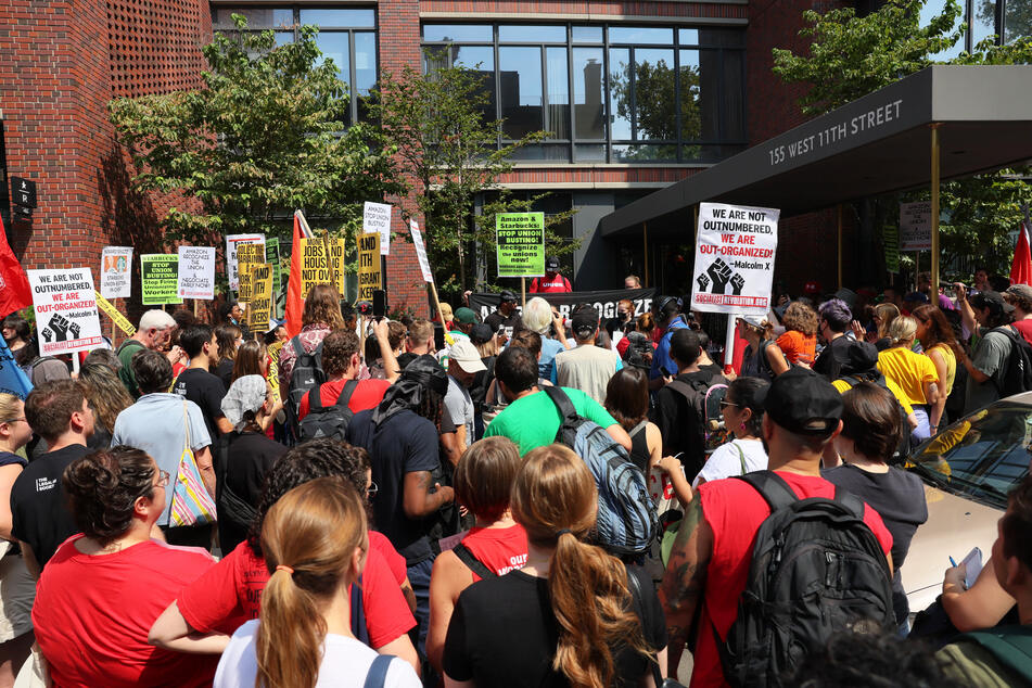 Pro-union protestors in New York City hold a rally near the home of Starbucks' interim CEO Howard Schultz in September 2022.