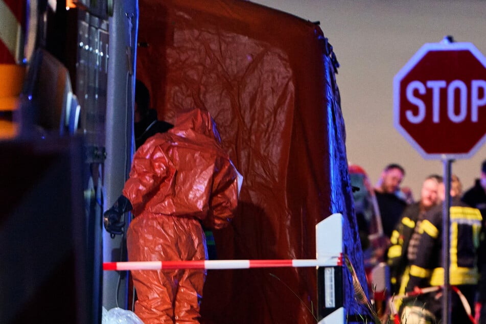 In Schutzanzügen wird vor Ort ermittelt. 45 bis 50 Einsatzkräfte wurden am Abend vorsorglich dekontaminiert und von einem Arzt untersucht.