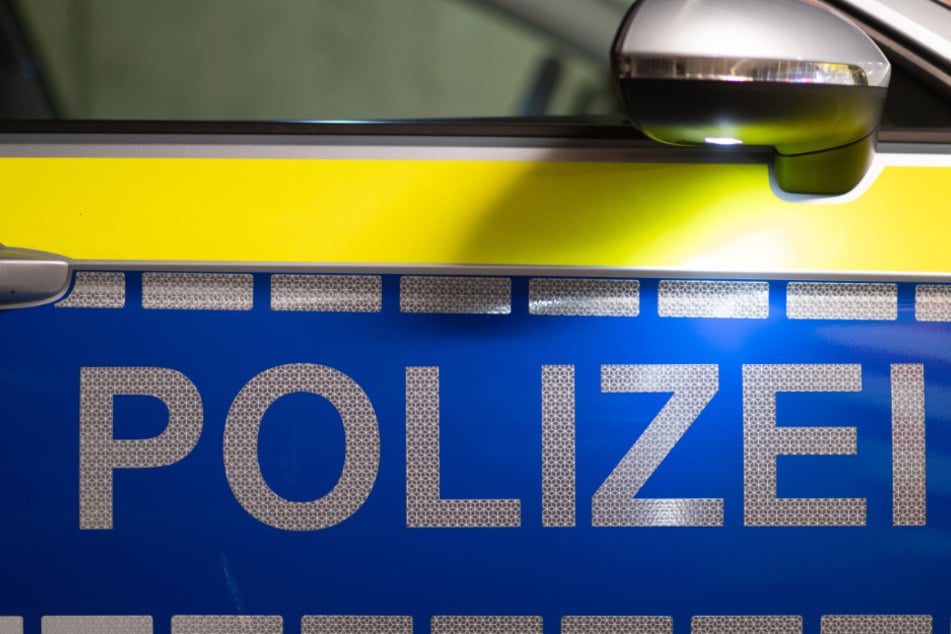 Die Polizei vermutet, dass der 21-jährige Fahrer aufgrund von Alkohol die Kontrolle über seinen VW Passat verloren hat (Symbolbild).