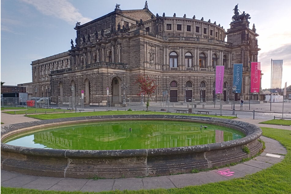 Klimaaktivisten haben das Wasser im Brunnen an der Semperoper grün gefärbt.