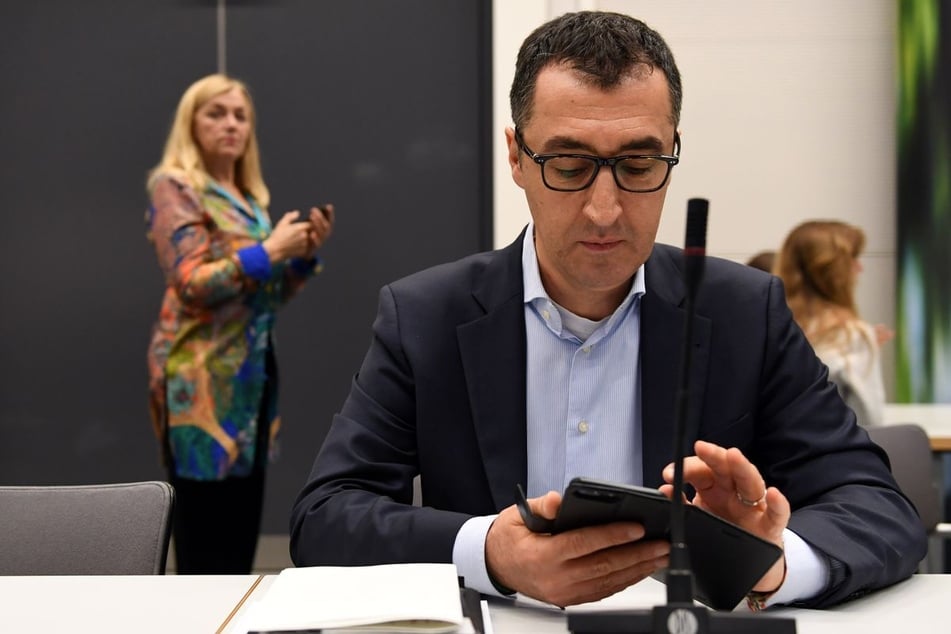 Cem Özdemir (60, Grüne) warnte vor den Folgen von zu früher Social-Media-Nutzung.