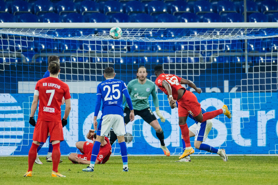 Das 1:0 für die Gäste: Nordi Mukiele (r.) stiehlt sich Shkodran Mustafi (dahinter) davon, köpft so unhaltbar für Torhüter Ralf Fährmann in die Maschen.
