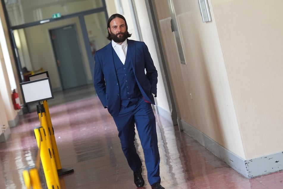 Ingo Bott geht im Strafjustizgebäude in einer Pause zum Gerichtssaal.