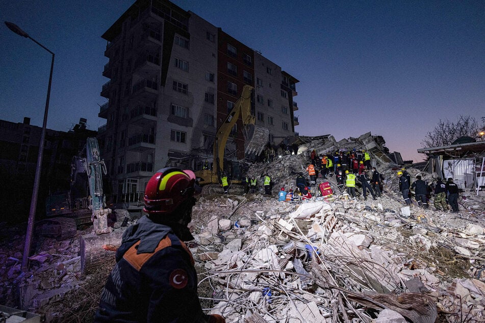 Noch während die Aufräum- und Bergungsarbeiten liefen, kam es am Samstagabend zu einem weiteren Erdbeben im Süden der Türkei.