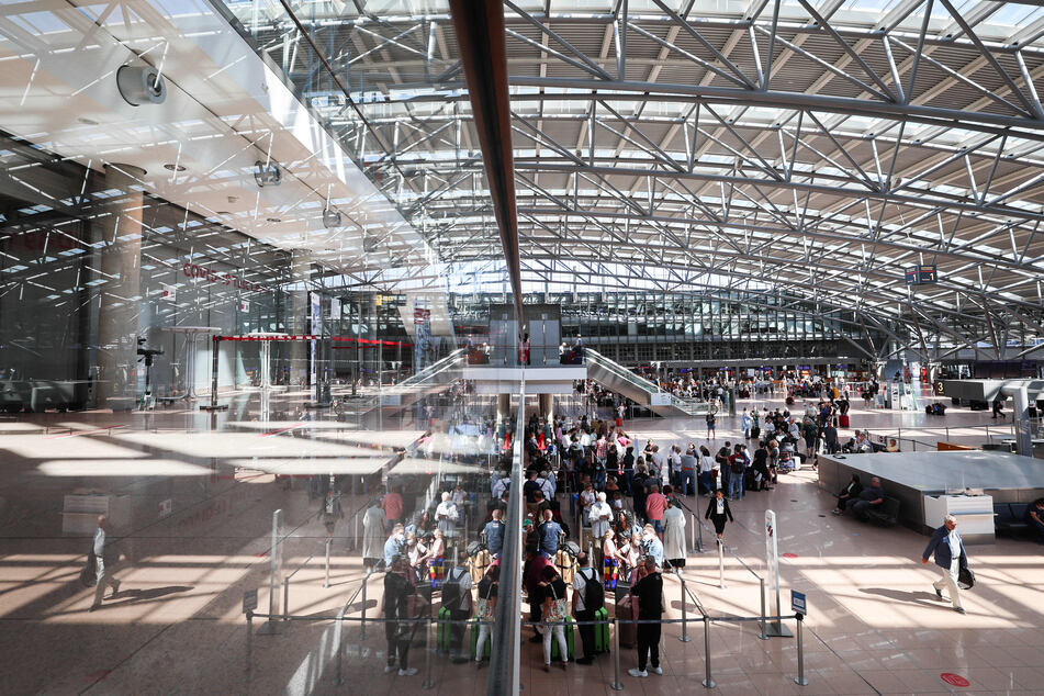 Mit dem Beginn der Sommerferien erwartet den Hamburger Flughafen ein Ansturm von Passagieren.