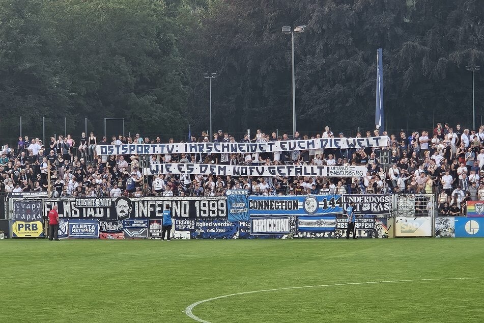 Dieses Spruchband unter der Woche enthielt eine scharfe Kritik am TV-Sender der Regionalliga Nordost.