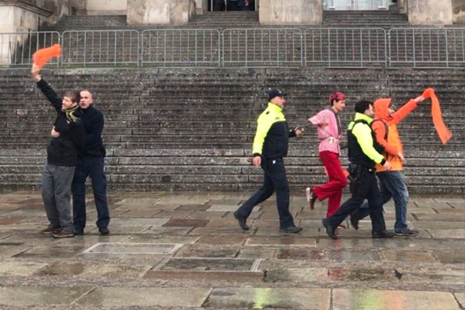 Henning Jeschke (26, l.) wird am Montag bei der Protestaktion am Reichstag von der Polizei abgeführt.