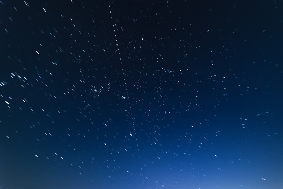 Die Langzeitbelichtung macht den Überflug der ISS-Trümmer über Sachsen als gestrichelte Linie gut sichtbar.