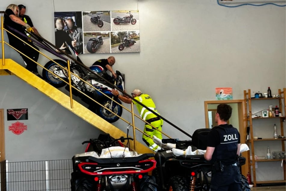 Die Zollbeamten transportieren eines der beschlagnahmten Motorräder ab.