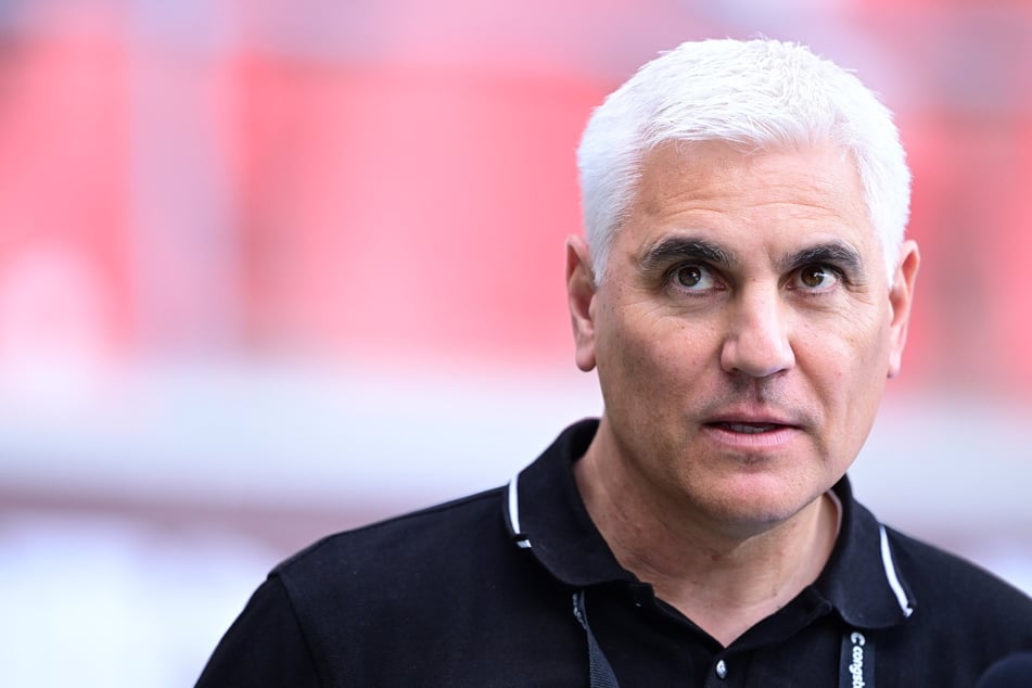 Wegen verschiedener Entscheidungen des Schiedsrichtergespanns im Spiel gegen TSG Hoffenheim war St.-Pauli-Sportchef Andreas Bornemann (54) sichtlich bedient.