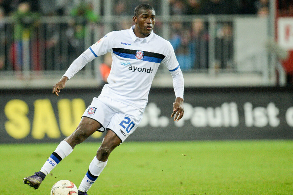 Taiwo Awoniyi (23) führt im Trikot des FSV Frankfurt den Ball. (Archivbild)