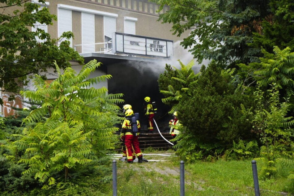 Montagmittag brach das Feuer aus.