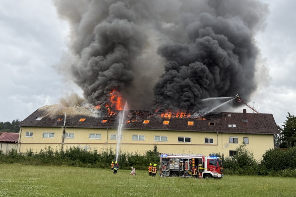 Die Rauchsäule des Brandes war kilometerweit über Schweitenkirchen zu sehen.