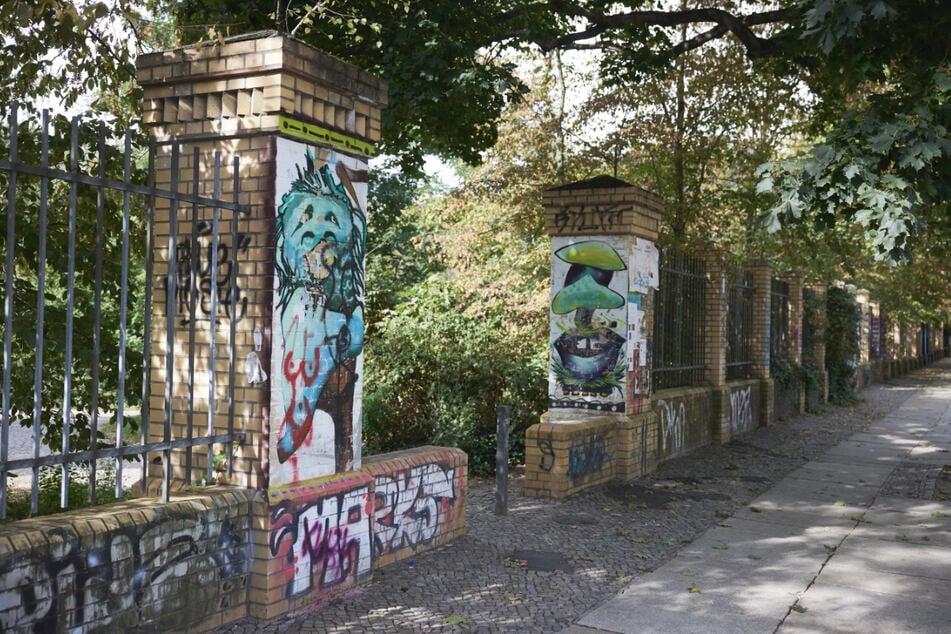 Nach dem Willen von Berlins Innensenatorin Spranger (51, CDU) soll die bestehende Mauer um den Görlitzer Park in Kreuzberg komplett abgerissen werden, um die Sicherheit zu erhöhen.
