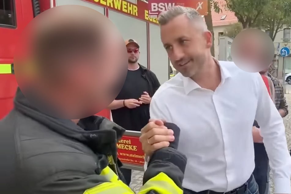 Der Besuch der Feuerwehrleute bei AfD-Spitzenkandidat Ulrich Siegmund (35, r.) erfolgte in Uniform und mit Einsatzwagen.