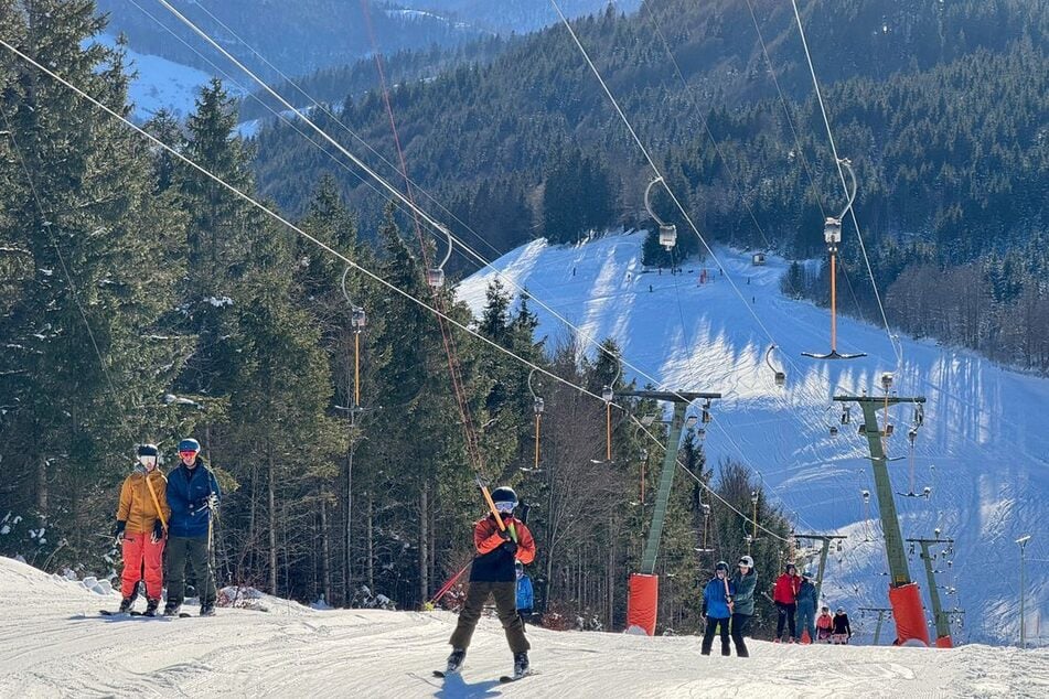 Liftbetreiber werden sich in Zukunft verstärkt auf andere Sportarten, etwa Winterwandern oder Schneeschuhwandern, fokussieren.