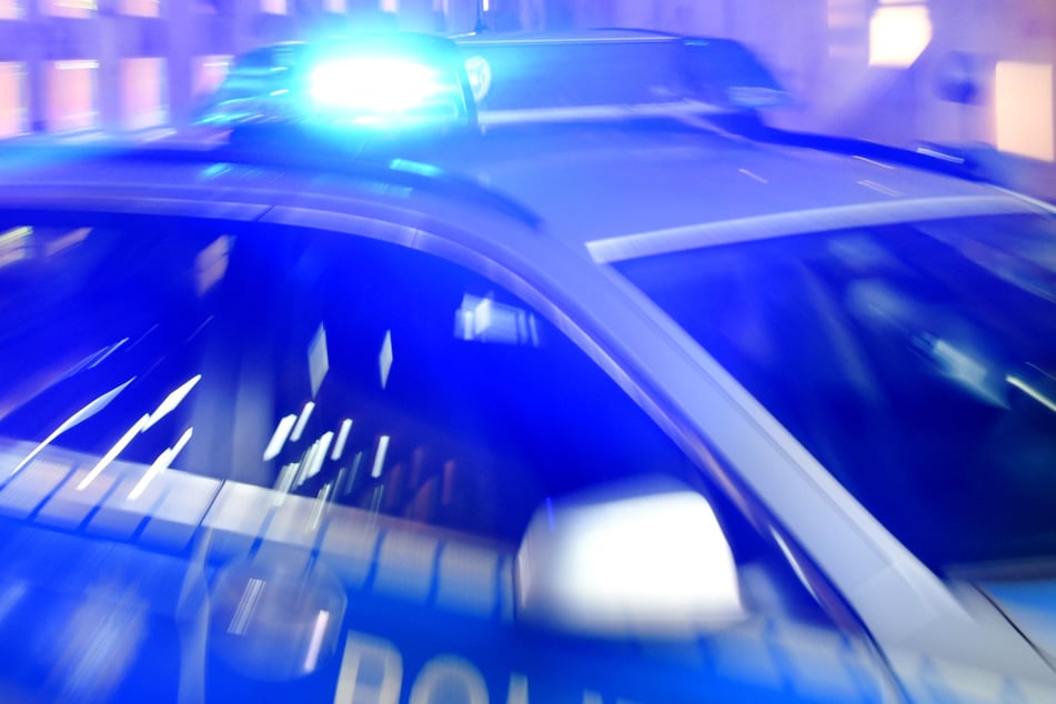 Die Polizei ist aktuell vor Ort und sichert Spuren. (Symbolbild)
