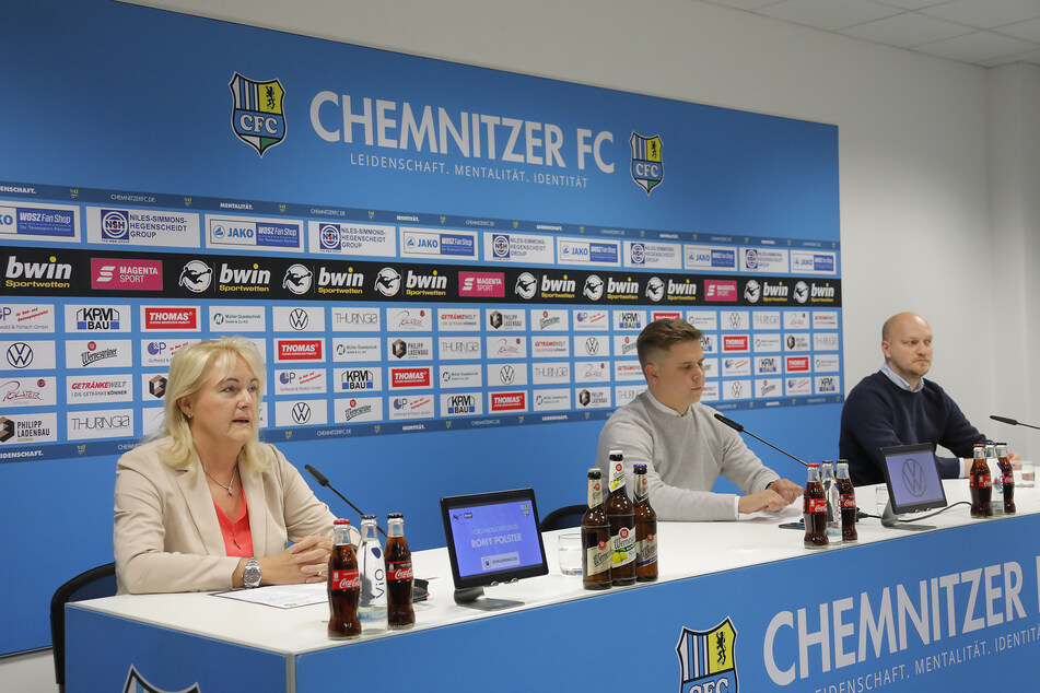 Angespannte Stimmung beim CFC: Die Aufsichtsratsvorsitzen Romy Polster (l.) erklärt sich auf der Pressekonferenz. Pressesprecher Steffen Wunderlich (M.) und Sportchef Armin Causevic hören aufmerksam zu.