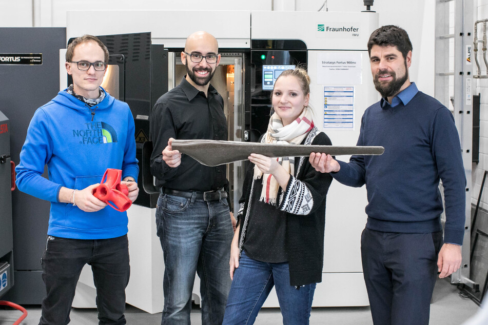 Masken aus dem 3-D-Drucker: Das Team vom Fraunhofer-Kunststoffzentrum Oberlausitz Zittau um Prof. Sebastian Scholz (r.) hat's möglich gemacht.