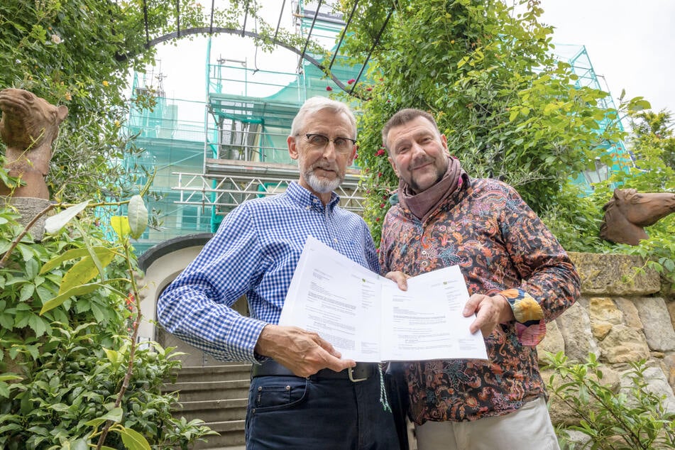 Sachsens Innenminister Armin Schuster (63, CDU, l.) überreichte dem Schlossherren Sven-Erik Hitzer (61, r.) die Förderung.