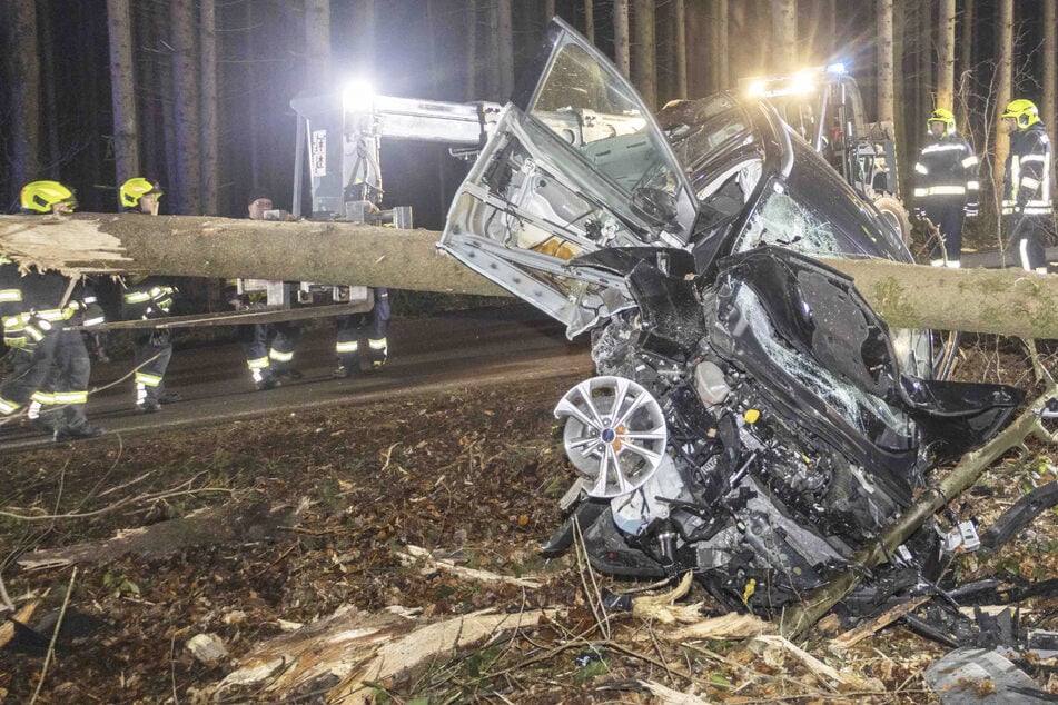 Auto von Baum durchbohrt: Fahrerin (27) überlebt heftigen Unfall
