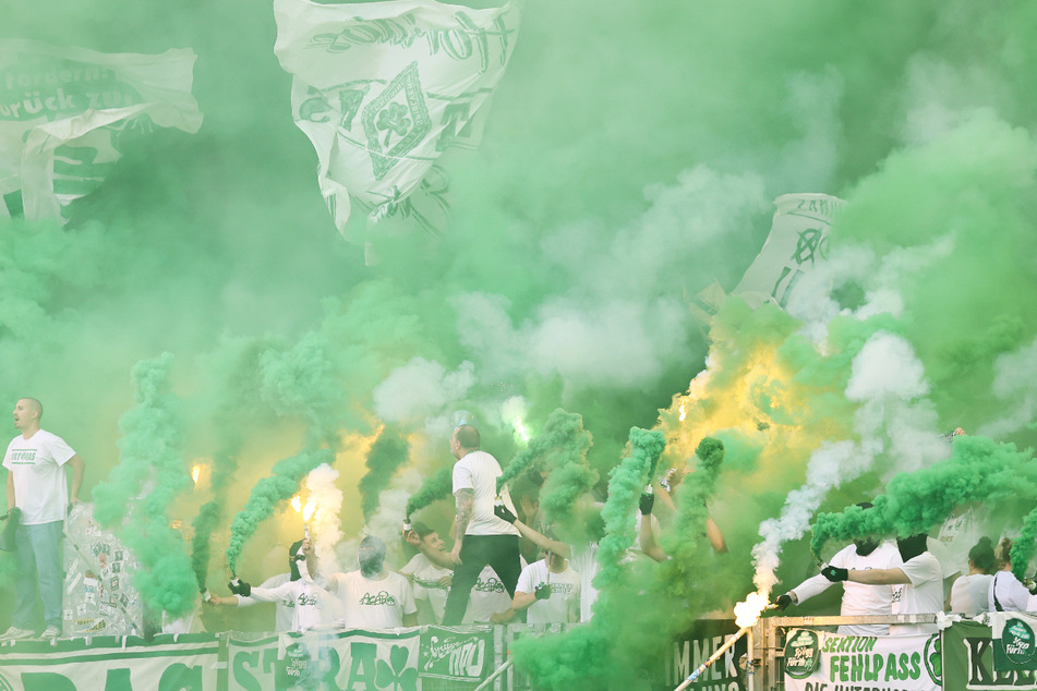 Die Fans der SpVgg Greuther Fürth zündeten im Gästeblock unter anderem Rauchbomben in den Vereinsfarben.