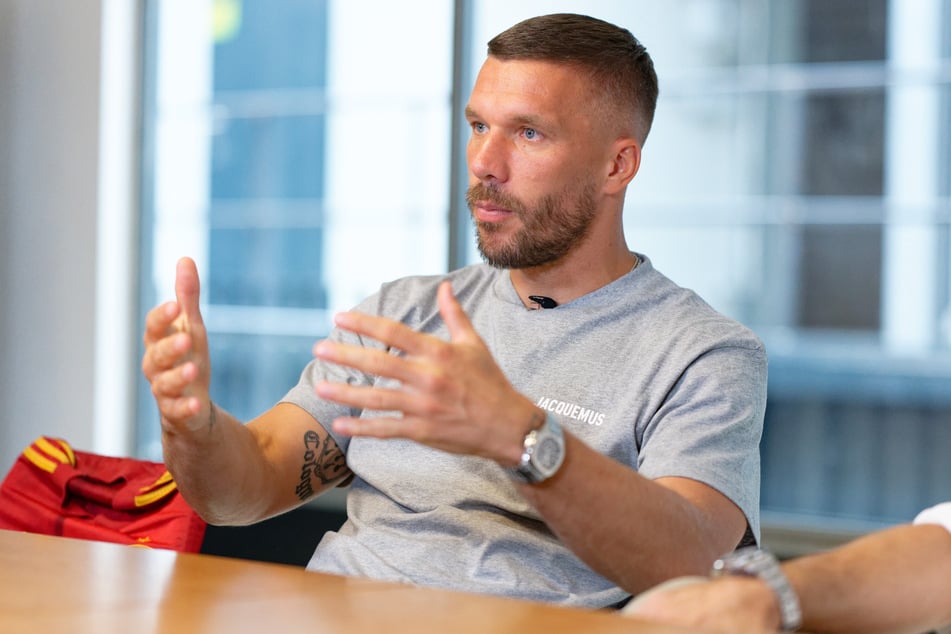 Stand zuletzt auch für den Autobauer Volkswagen vor der Kamera: Fußball-Star Lukas Podolski (39). (Archivbild)